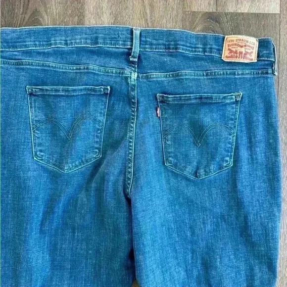 Levi’s Jeans.  Women’s size 18W.  Classic Straight style. - Picture 5 of 6